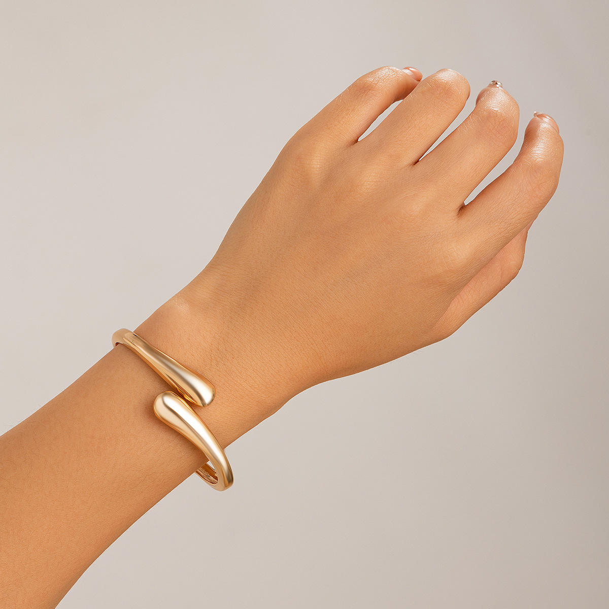 A simple alloy necklace, ring and bracelet three-piece set