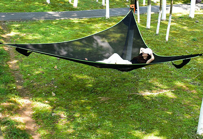 Outdoor triangular hammock