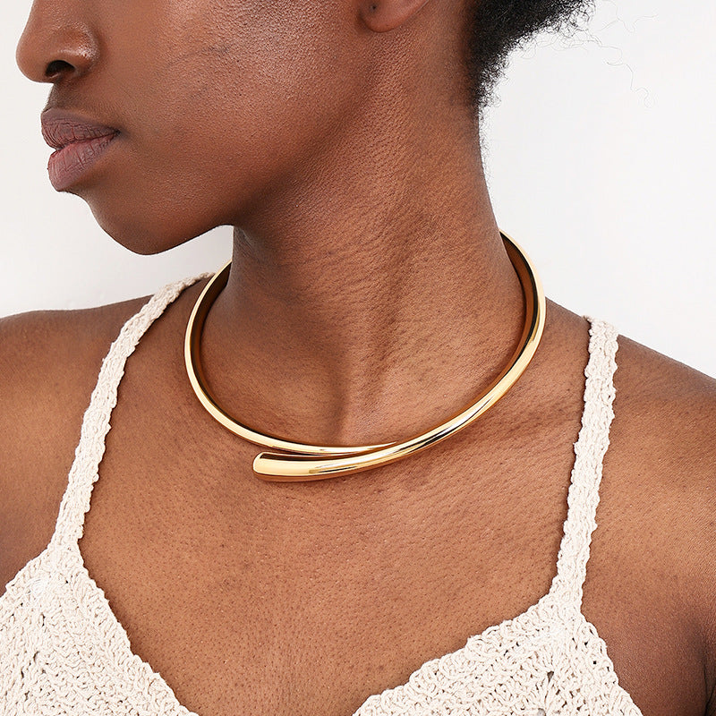 A simple alloy necklace, ring and bracelet three-piece set