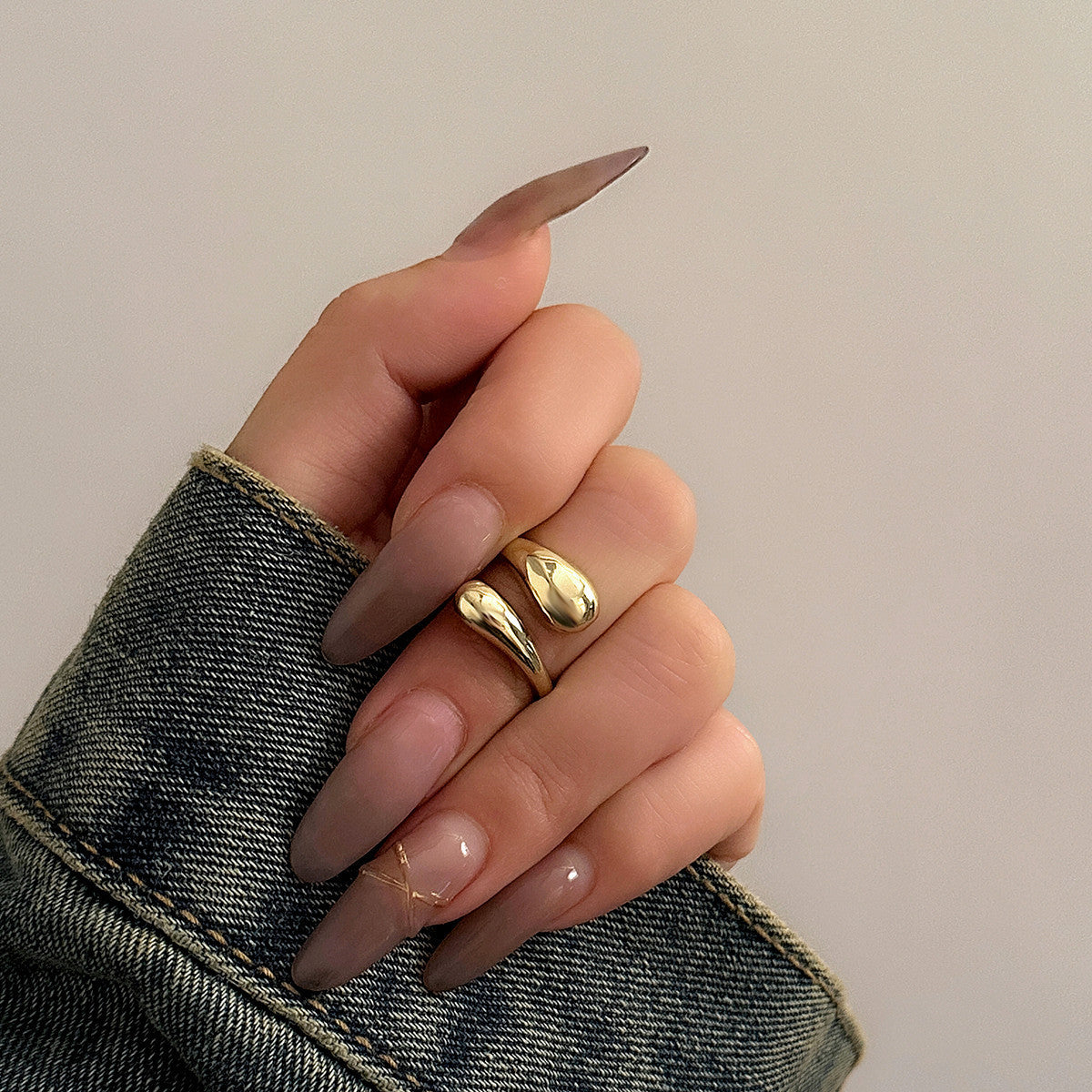 A simple alloy necklace, ring and bracelet three-piece set