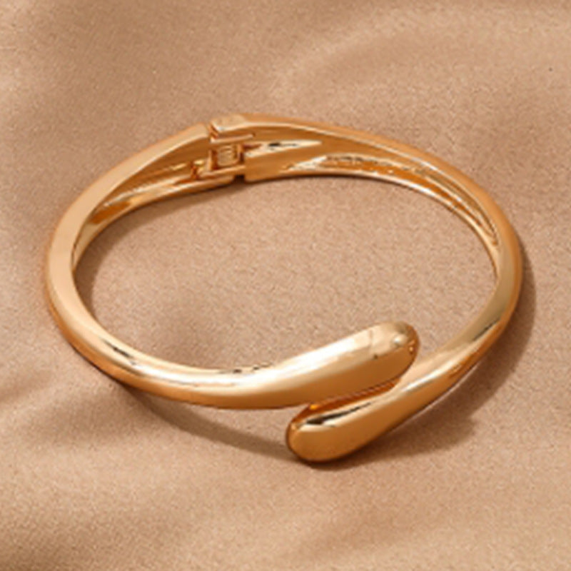 A simple alloy necklace, ring and bracelet three-piece set
